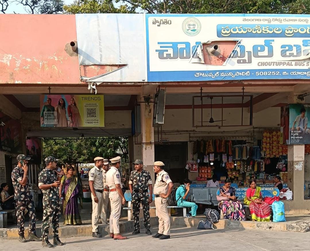ఆర్టీసీ సమ్మెతో వెలవెలబోయిన చౌటుప్పల్ బస్టాండ్